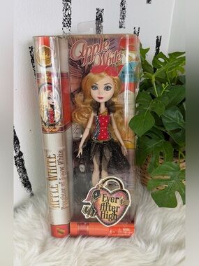 Ever After High Mirror Beach Apple White Doll 2014 New in Box